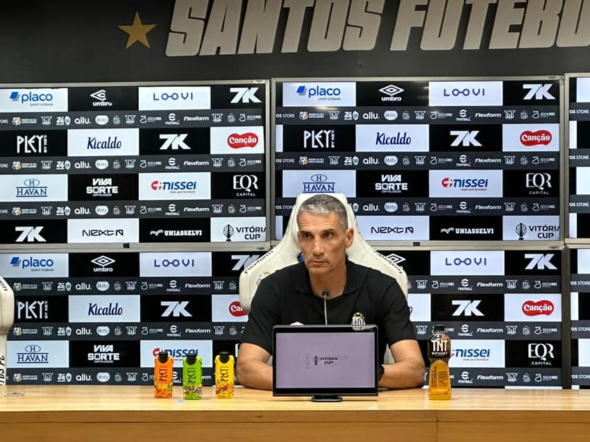 Vojvoda durante entrevista coletiva após vitória diante do Sport, na VIla Belmiro. (Foto: Juliana Yamaoka/ Lance!)