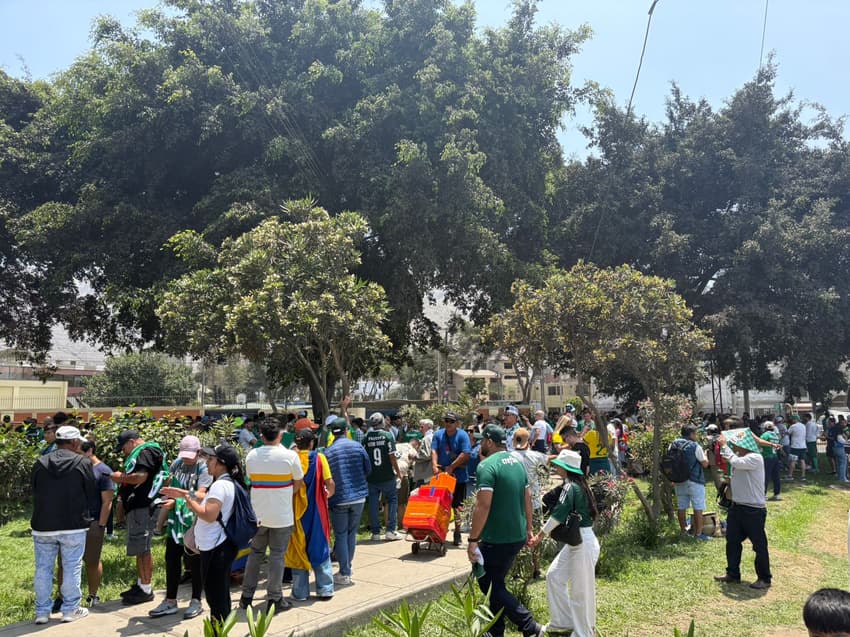 Torcida do Palmeiras em Lima antes da final da Libertadores (Foto: Vitor Palhares/Lance!)