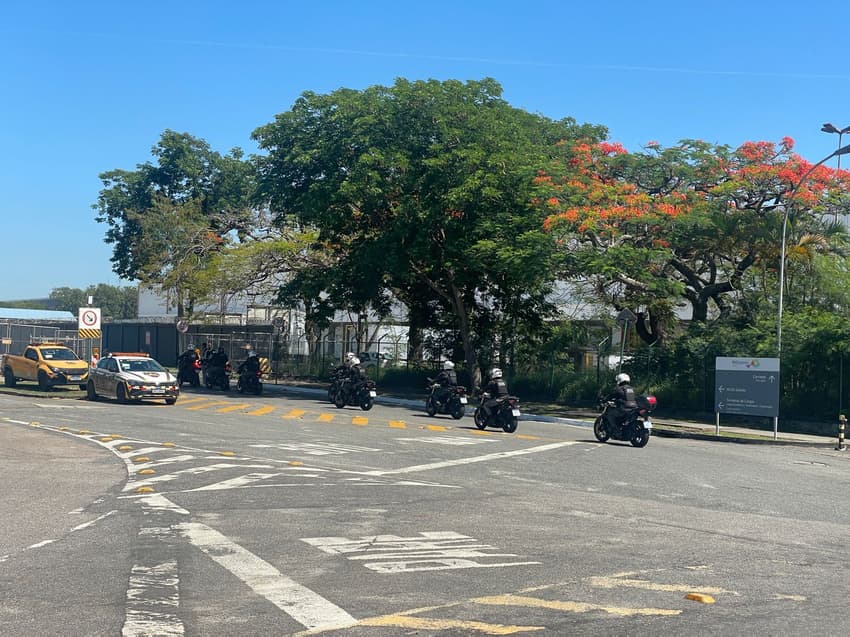 Batedores aguardam delegação do Flamengo no Galeão (Foto: Pedro Cobalea/Lance!)
