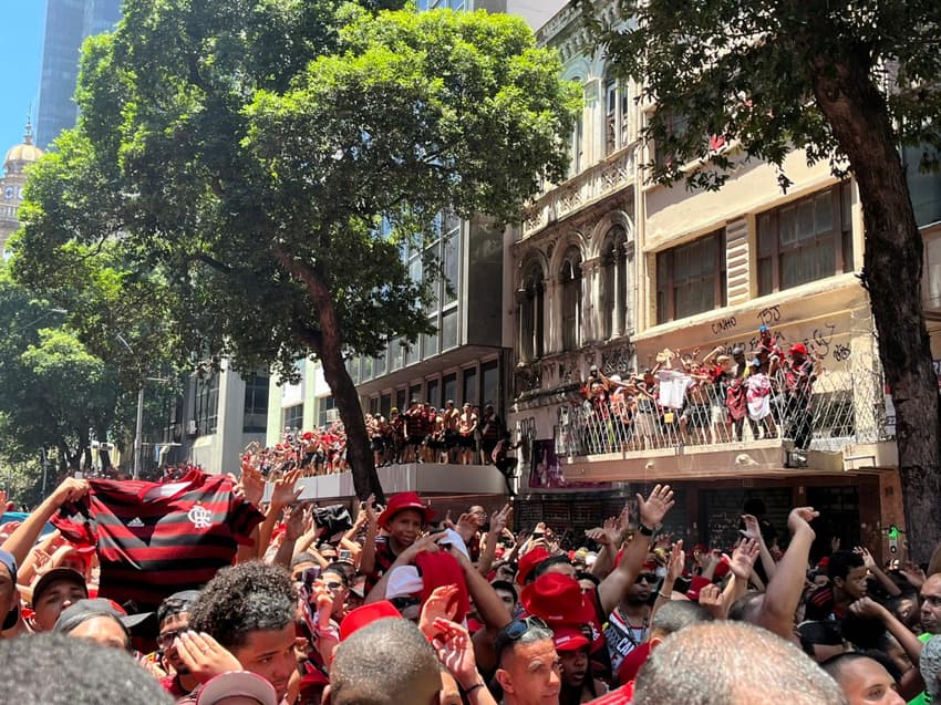 Torcedores do Flamengo no Centro do Rio esperando a delegação (Foto: Maurício Luz / Lance!)