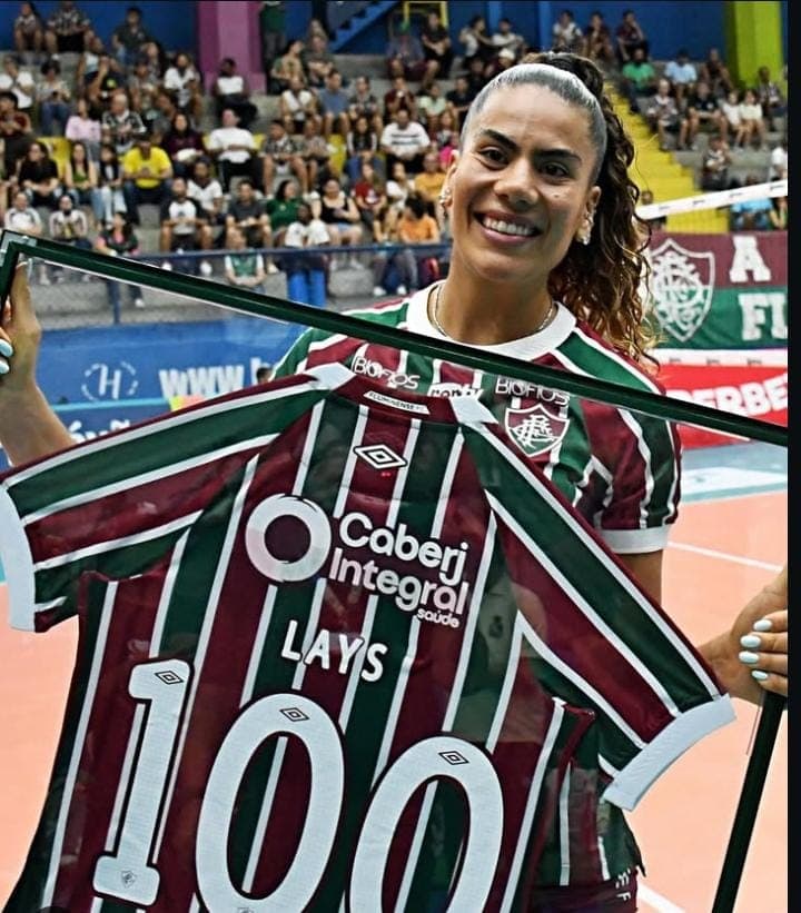Lays é homenagiada ao completar 100 jogos pelo Fluminense (Foto: Mailson Santana/FFC)