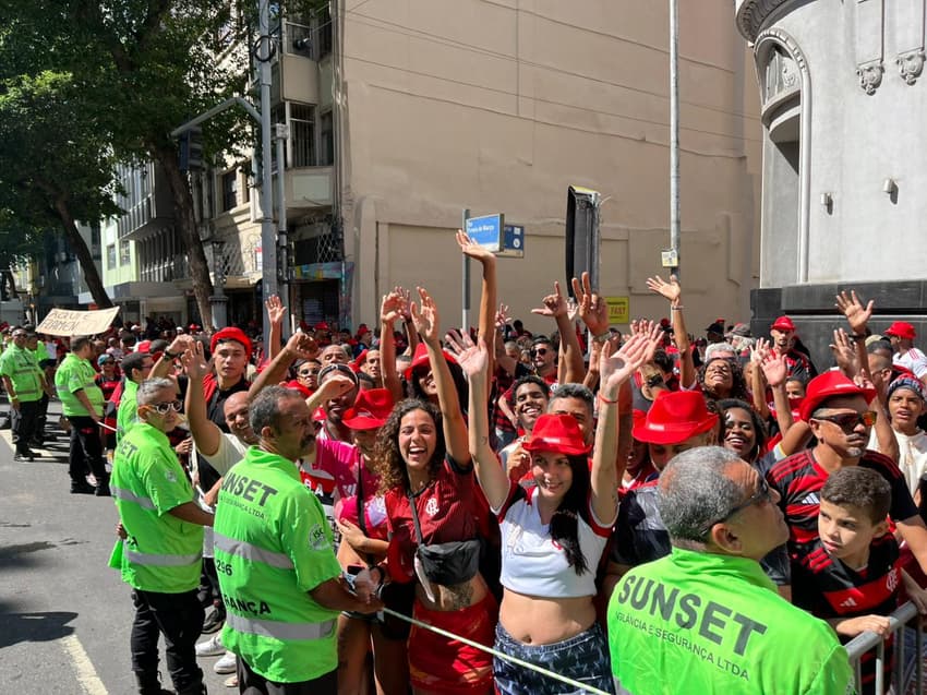 Torcedores do Flamengo aguardam chegada do time para comemoração da Libertadores (Foto: Mauricio Luz/Lance!)