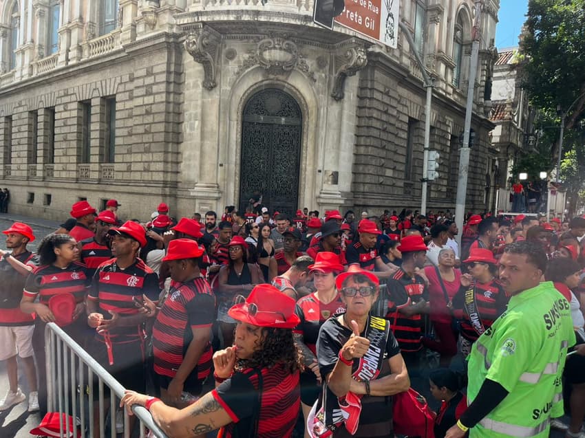 Torcedores do Flamengo recepcionam equipe no centro do Rio de Janeiro (Foto: Mauricio Luz/Lance!)