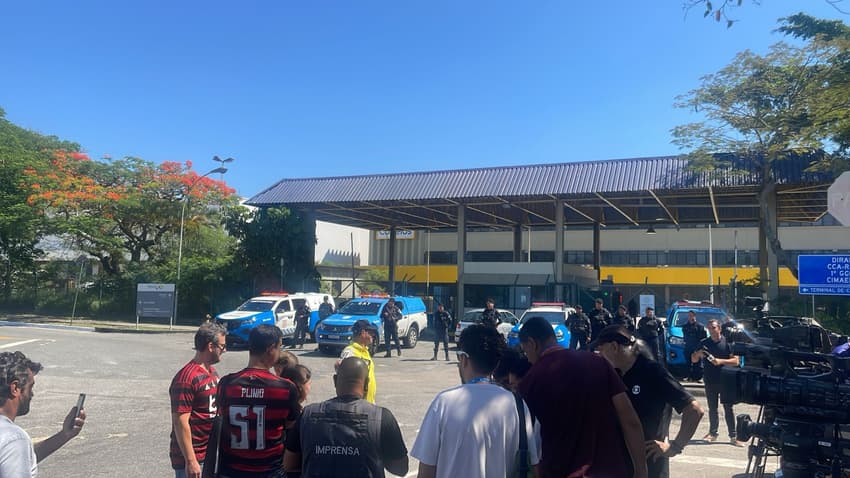 Torcida do Flamengo aguarda o time no Galeão