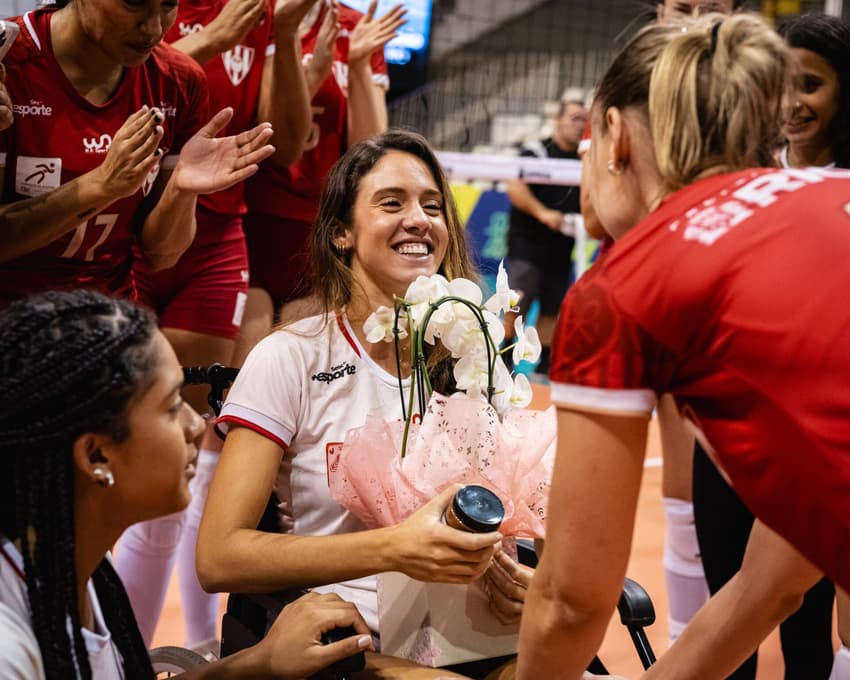 Julia Azevedo é homenageada pelo Tijuca Tênis Clube (Foto: Thiago Mendes/Tijuca)