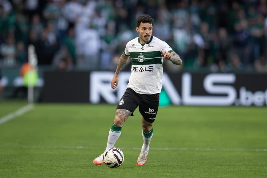 Zeca conduz a bola para o Coritiba em jogo da Série B (Foto: Hedeson Alves / AGIF / Gazeta Press)