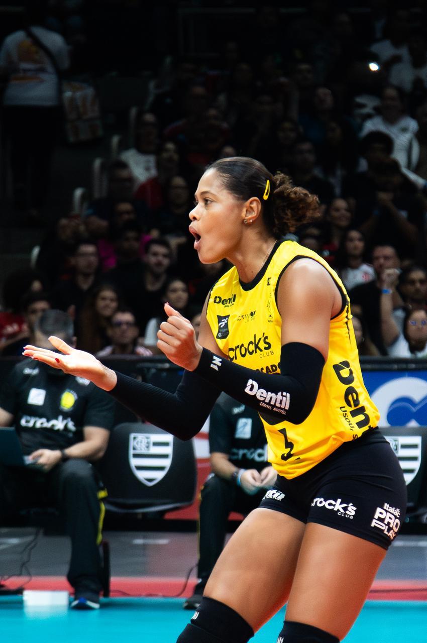 Adenízia em ação contra o Sesc RJ Flamengo na Superliga 25/26 (Foto: Amadeus Galiotto)