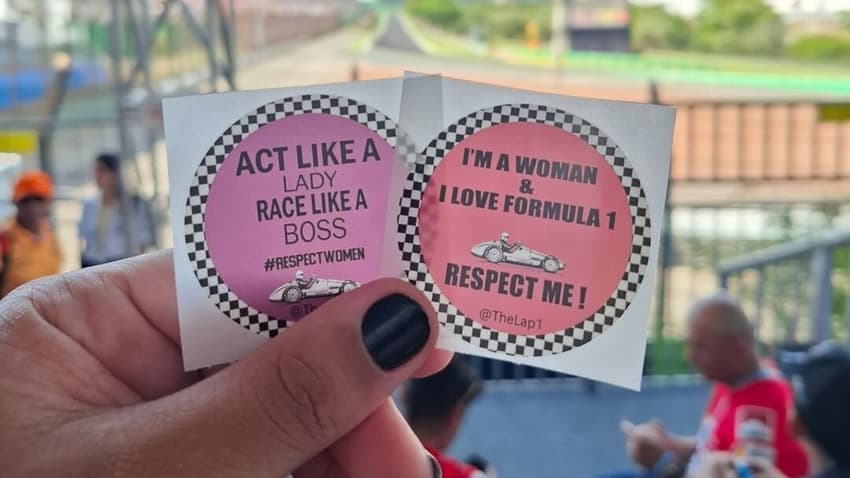 Adesivos que foram distribuídos no GP de São Paulo de 2024 (Foto: acervo pessoal)