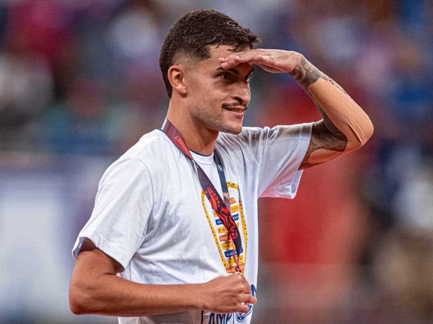 Rodrigo Nestor, meia do Bahia, depois de conquistar o título da Copa do Nordeste (Foto: Caíque Higino)