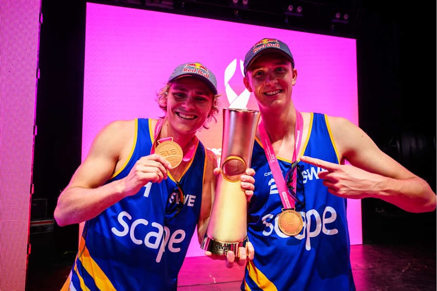 Åhman e Hellvig são campeões do Mundial de Vôlei de Praia 2025 (Foto: Volleyball World)