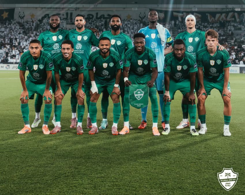 Matheus Gonçalves com o elenco do Al-Ahli (Foto: Divulgação/Al-Ahli