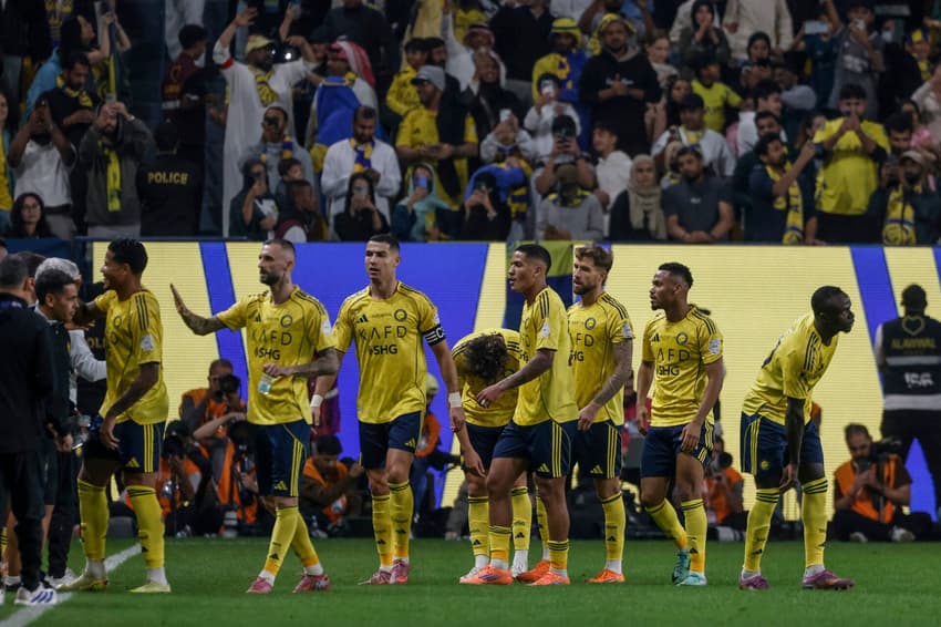 Jogadores do Al-Nassr comemoram gol em vitória por 3 a 1 sobre o Al-Khaeej, pelo Campeonato Saudita (Foto: Fayez NURELDINE / AFP)