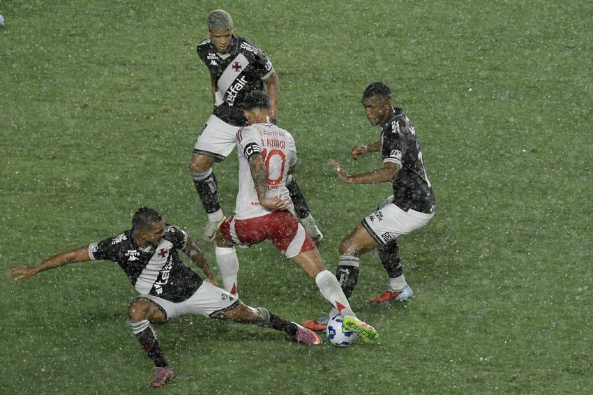 Alan Patrick tenta conduzir a bola em Vasco x Inter (Foto: Dhavid Normando/Código19/Gazeta Press)
