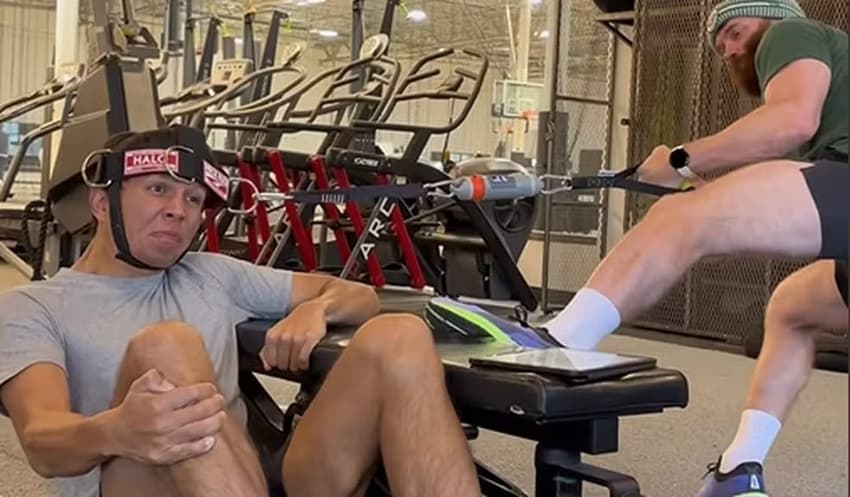O piloto Alex Alborn viralizou com treino para o pescoço