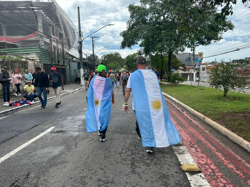 Torcida argentina no GP do Brasil na F1 2025 (Foto: Isabella ZUppo/Lance!)