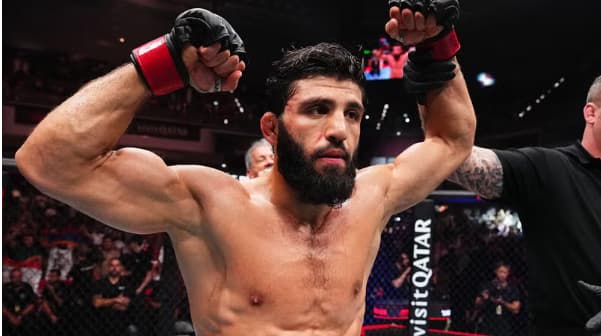 Arman Tsarukyan venceu a luta principal do (Foto: Divulgação / Reprodução UFC)