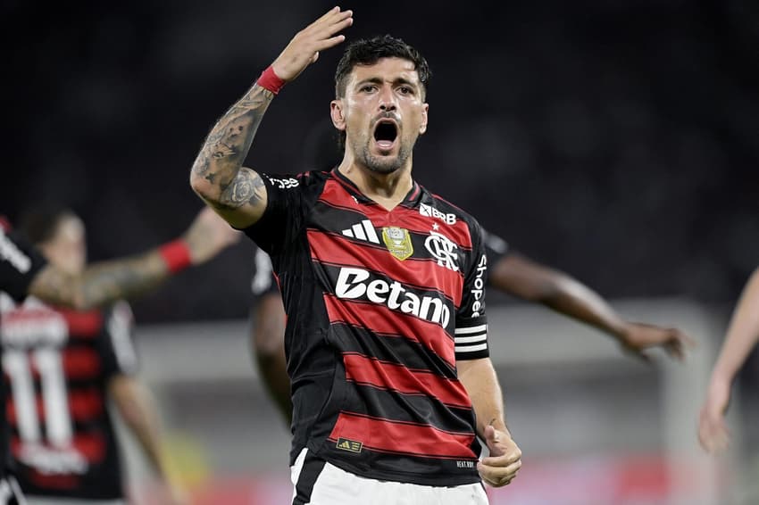 Arrascaeta comemora com a braçadeira de capitão do Flamengo (Foto: Alexandre Loureiro / AGIF / Gazeta Press)