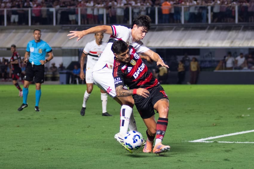 Arrascaeta disputa bola na partida entre São Paulo e Flamengo (Foto: Carlos Torres/Agencia Enquadrar/Gazeta Press)