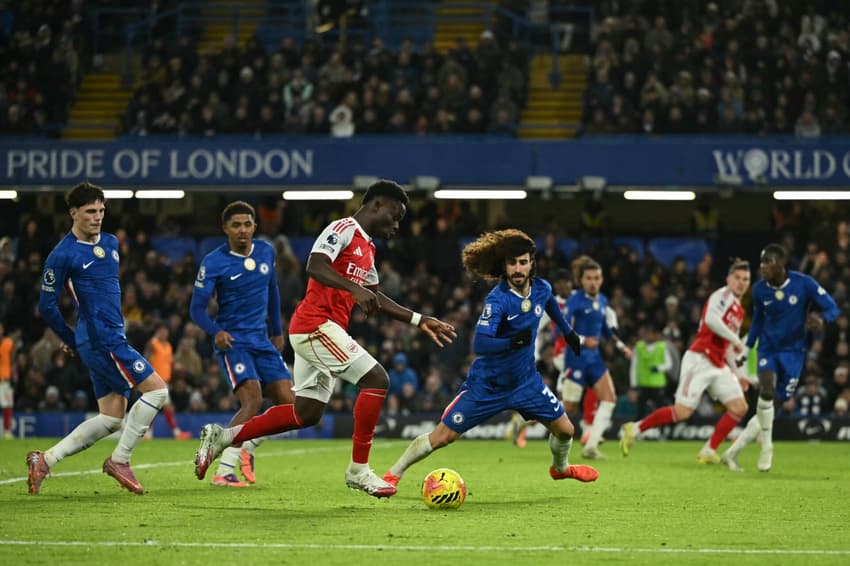 Estêvão: Bukayo Saka, do Arsenal, avança sobre a defesa do Chelsea durante partida da Premier League em Stamford Bridge (Foto: Justin Tallis/AFP)