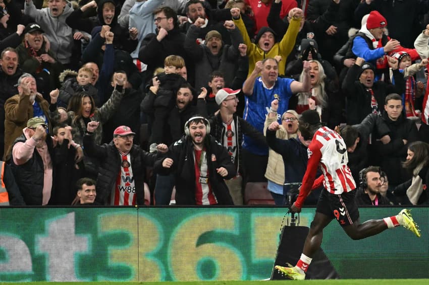 Pela Premier League, Sunderland e Arsenal empataram por 2 a 2 (Foto: Oli SCARFF / AFP)