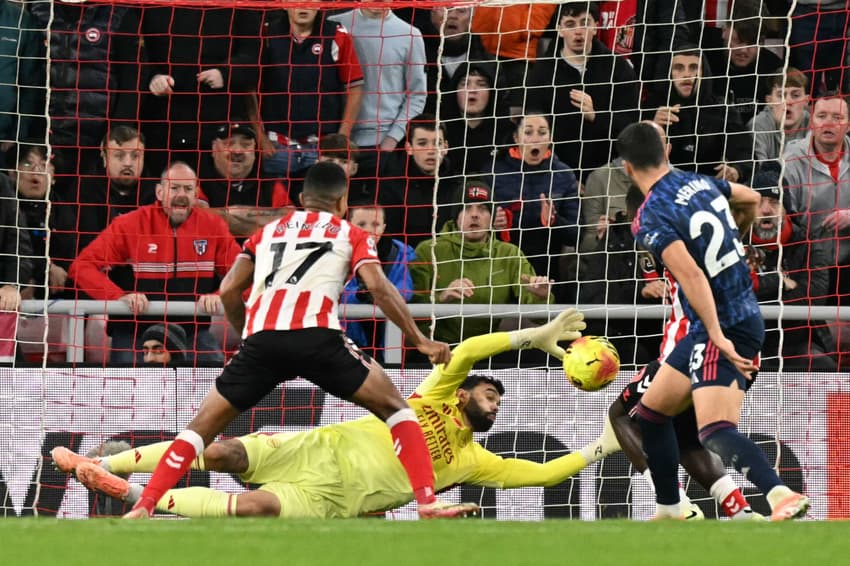 Pela Premier League, Sunderland e Arsenal empataram por 2 a 2 (Foto: Oli SCARFF / AFP)