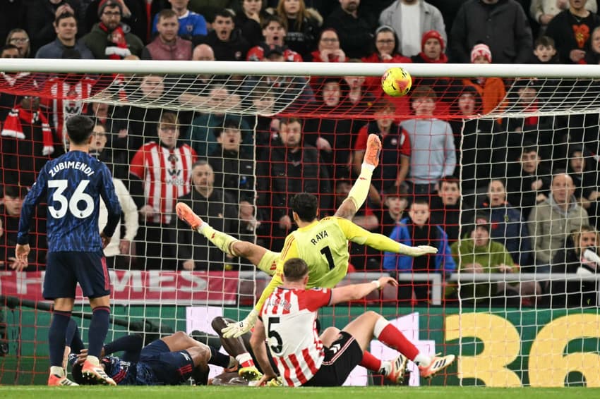 Pela Premier League, Sunderland e Arsenal empataram por 2 a 2 (Foto: Oli SCARFF / AFP)