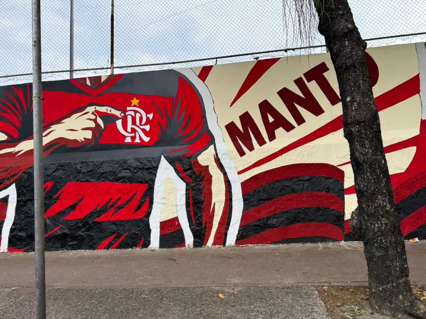 Pintura no muro da Gávea, sede do Flamengo (Foto: Lucas Bayer/Lance!)