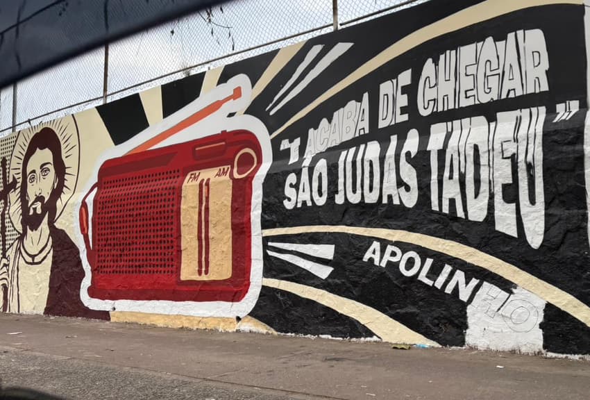 Pintura no muro da Gávea, sede do Flamengo (Foto: Lucas Bayer/Lance!)