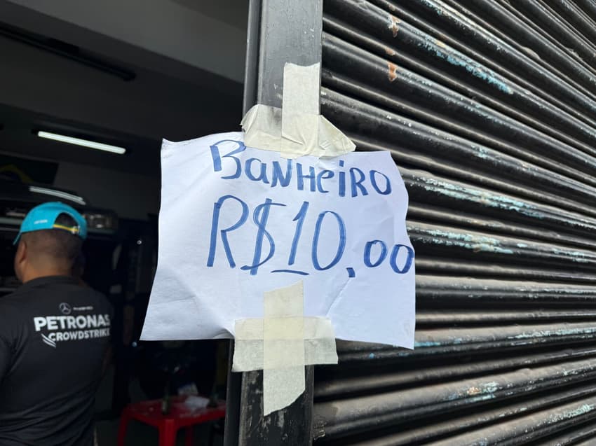Banheiros entram no hall de serviços oferecidos nos arredores do autódromo