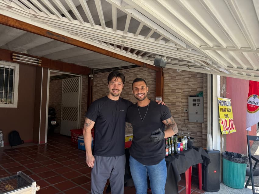 Caio e Renan no bar-garagem