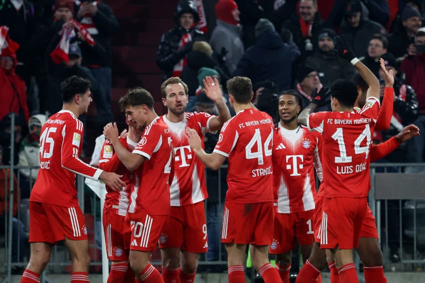 Jogadores do Bayern de Munique comemoram gol de Harry Kane na Bundesliga (Foto: Karl-Josef HILDENBRAND / AFP)