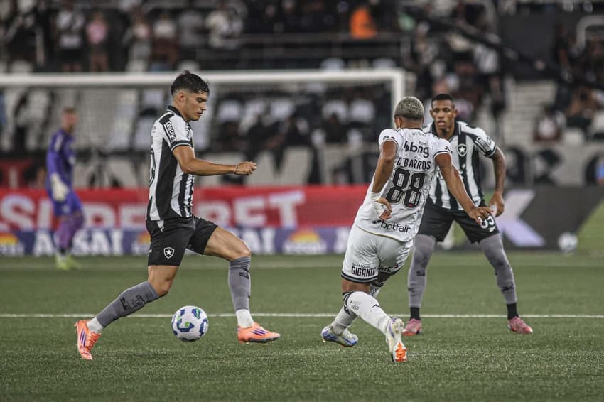 Jogadores de Botafogo e Vasco em campo no clássico carioca.