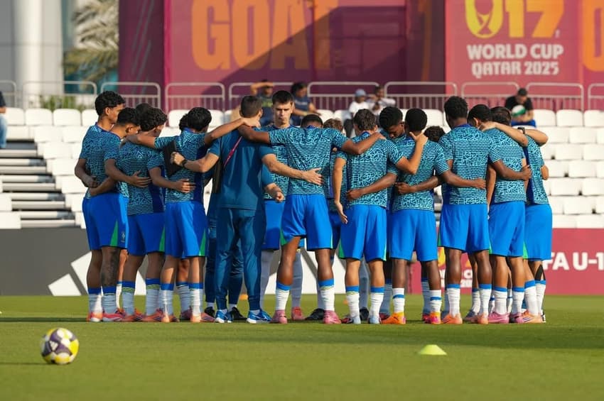 Elenco do Brasil antes da partida contra a Itália no Mundial sub-17 (Foto: Nelson Termé/CBF)