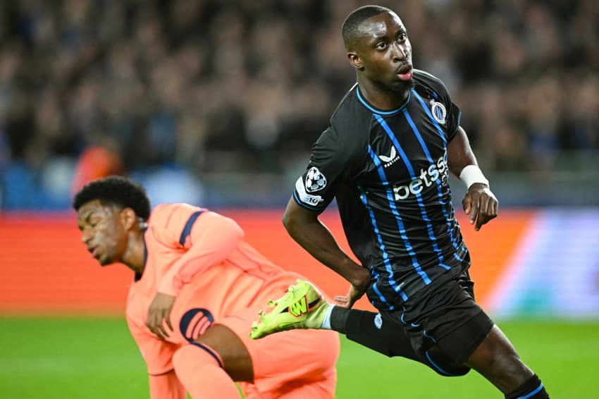 Carlos Forbs, do Club Brugge, comemora o segundo gol da equipe contra o Barcelona (Foto: Nicolas Tucat/AFP)