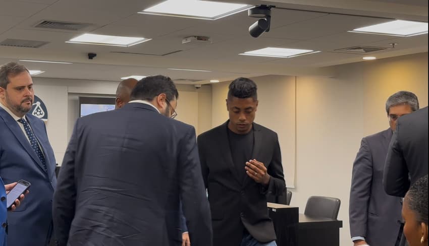 Bruno Henrique, do Flamengo, durante julgamento no STJD (Foto: Lucas Bayer/Lance!)
