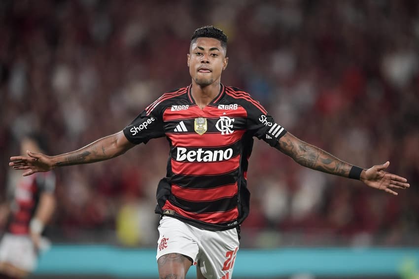 Bruno Henrique comemora gol no jogo do Flamengo contra o Sport