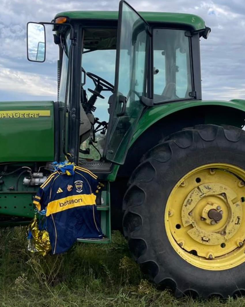 Camisa do Boca Juniors em homenagem a Miguel Ángel Russo foi encontrada no Uruguai (Foto: X/Pepe Temperan)