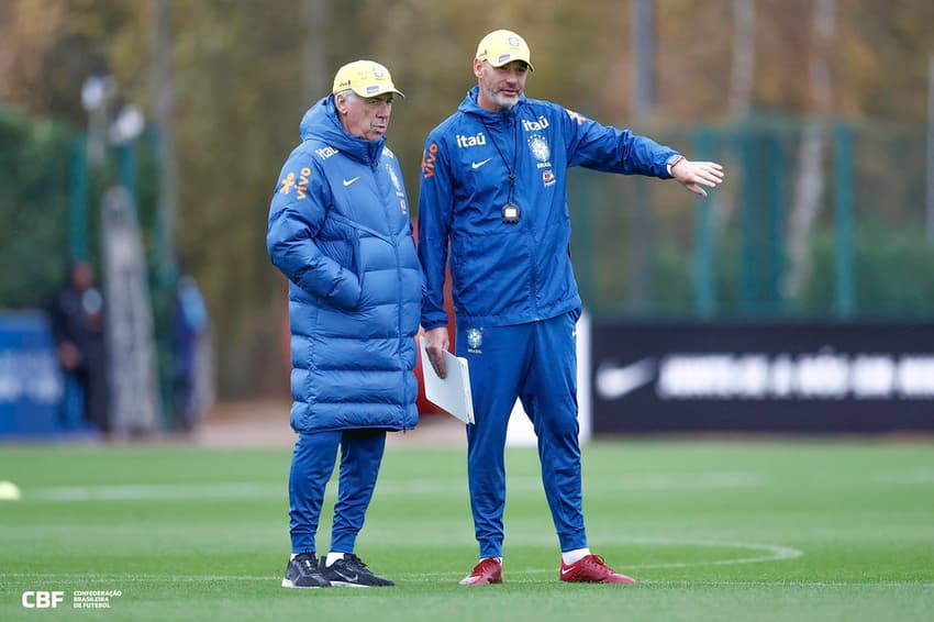 Carlo Ancelotti comanda treino da Seleção em Londres (Foto: Rafael Ribeiro / CBF)
