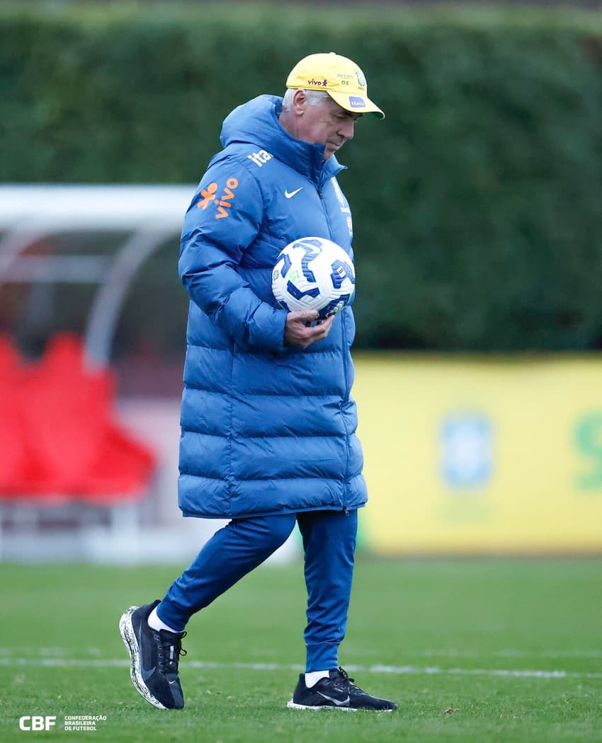Carlo Ancelotti, técnico da Seleção Brasileira, durante treino em Londres