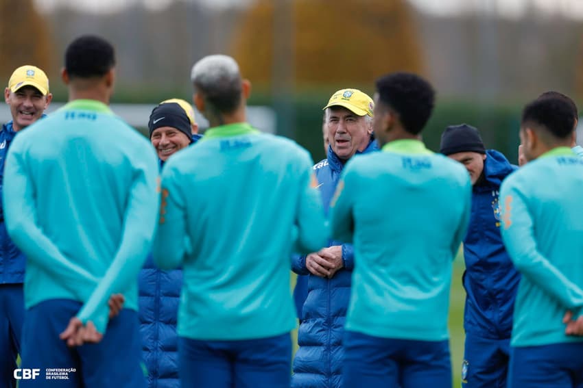 Carlo Ancelotti, técnico da Seleção Brasileira, durante treino em Londres