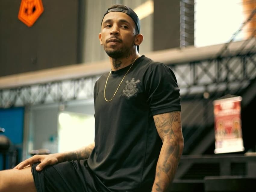 Carlos Prates, do UFC, em treino com a camisa do Corinthians (Foto: Reprodução/Instagram: @thenightmare_170)