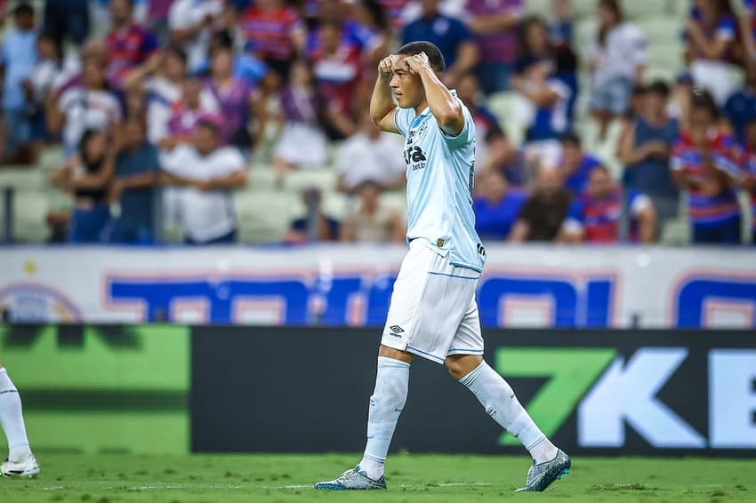 Carlos Vinicius comemora gol do Grêmio diante do Vitória (Foto: Lucas Uebel / Grêmio)