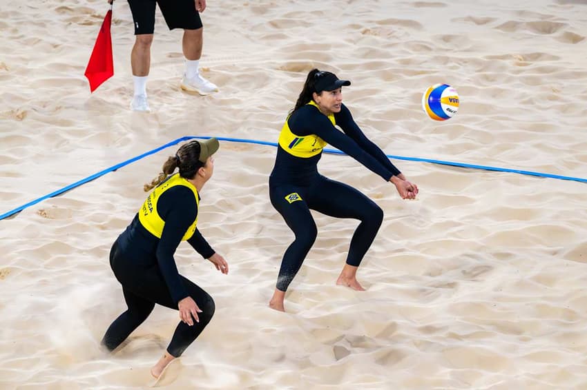 Carol e Rebecca disputam o bronze no Mundial de Vôlei de Praia 2025 (Foto: Volleyball World)