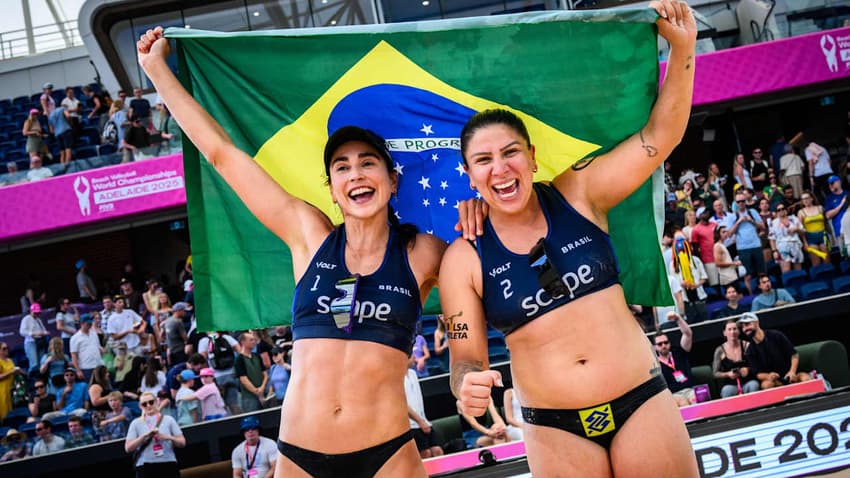 Carol e Rebecca conquistam o bronze no Mundial de Vôlei de Praia 2025 (Foto: Volleyball World)