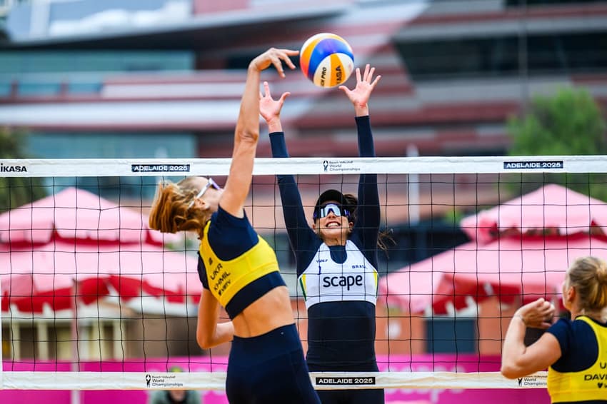 Carol Solberg brilha no bloqueio em Mundial de Vôlei de Praia (Foto: Volleyball World)