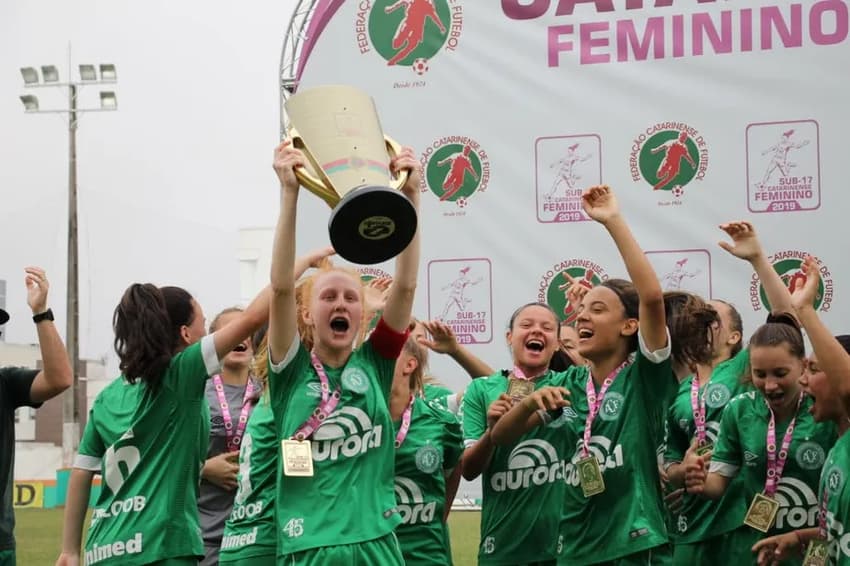 Time feminino da Chapeacoense campeão do Catarinense sub-17. (Foto: Reprodução/FCF)