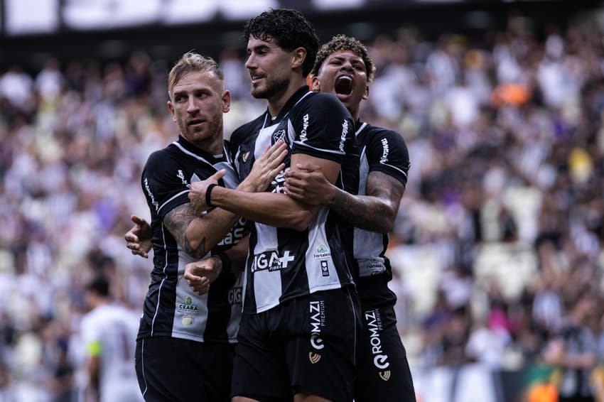 Jogadores do Ceará comemoram gol contra o Fluminense de Zubeldía no Brasileirão (Foto:Marcus Wernner/UAI FOTO/Gazeta Press)