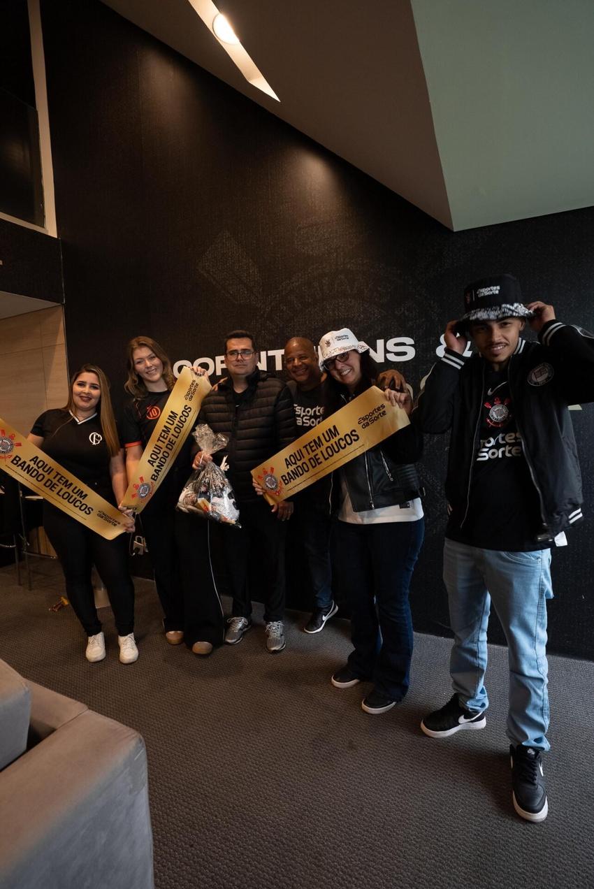 Marcelinho Carioca autografando itens para fãs do Corinthians