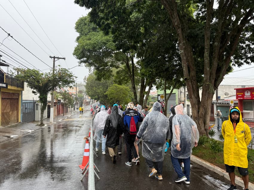 Torcedores chegam a Interlagos sob chuva (Foto: Beatriz Pinheiro/ Lance!)