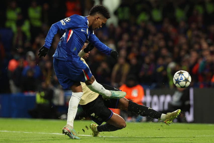 Com golaço de Estêvão, o Chelsea venceu o Barcelona por 3 a 0, pela Champions League (Foto: Adrian Dennis / AFP)